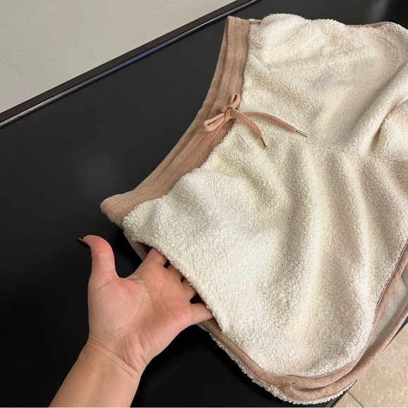 Victoria’s Secret LOGO Sherpa shorts, pull up elastic waist pockets XL - Picture 6 of 14